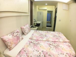 Una cama o camas en una habitación de Dong-Qing Swiss Homestay