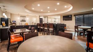 A restaurant or other place to eat at Best Western Plus Bay City Inn & Suites