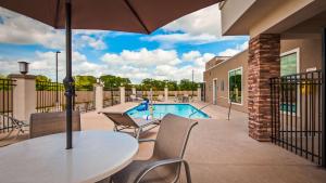 The swimming pool at or close to Best Western Plus Bay City Inn & Suites