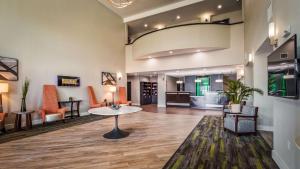 The lobby or reception area at Best Western Plus Bay City Inn & Suites