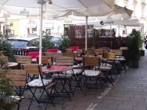 Reštaurácia alebo iné gastronomické zariadenie v ubytovaní Apartments on Miodowa