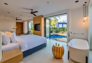 Bazén v ubytování Azaya Beach Resort Goa nebo v jeho okolí