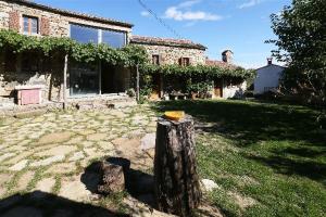 une souche d'arbre dans la cour d'une maison dans l'établissement Istrian Experience, à Sočerga