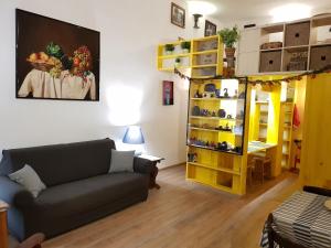 ナポリにあるGraziella 27のリビングルーム(ソファ、黄色の棚付)
