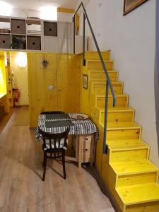 ナポリにあるGraziella 27の黄色の階段のある部屋(テーブル、デスク付)