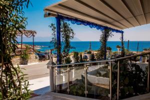 un balcone con piante e l'oceano sullo sfondo di Das Maistrali 2 a Sárti