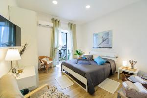 una camera con letto e un soggiorno di MARGHERITA's Apartment a Salerno