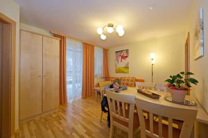 un petit enfant assis à une table dans un salon dans l'établissement Alpine Spa Residence, à Bad Kleinkirchheim