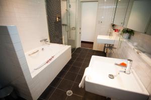 Koupelna v ubytování Tamo + 9 fotografií