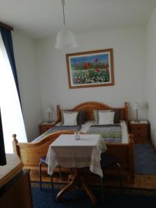 Postel nebo postele na pokoji v ubytování Gästehaus Schleich