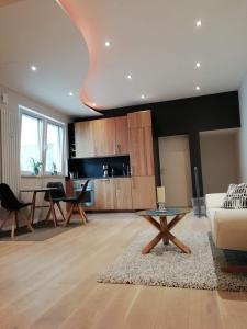 a living room with a couch and a table at Apartment Bad Homburg in Bad Homburg vor der Höhe