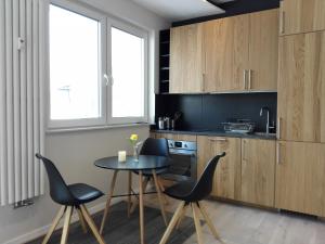 cocina con mesa y sillas en una habitación en Apartment Bad Homburg, en Bad Homburg vor der Höhe