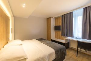 Postel nebo postele na pokoji v ubytování M Hotel