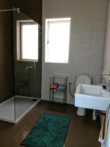 y baño con lavabo, bañera y ducha. en Charming Rooms with a Seaview en Sliema