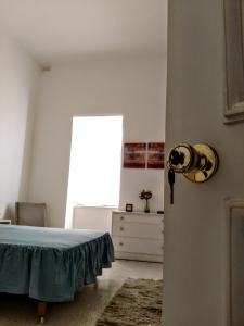 Schlafzimmer mit einem Bett und einem Fenster in der Unterkunft Charming Rooms with a Seaview in Sliema