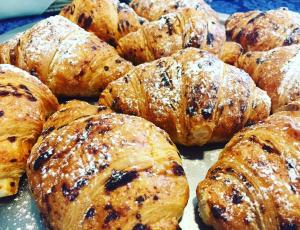 um monte de doces em cima de uma mesa em Hotel Aurea em Bellaria-Igea Marina