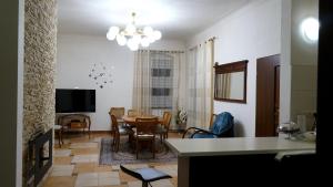 捷克卡梅尼采的住宿－U Salonu VIRGINIA，一间带桌子的客厅和一间餐厅
