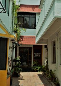 - l'entrée d'un bâtiment avec un balcon dans l'établissement Taura Comfort, à Bangalore