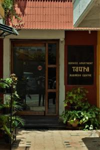 eine Tür zu einem Restaurant mit einem Schild darauf in der Unterkunft Taura Comfort in Bangalore