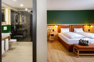 Hotel Hirschen Wildhaus客房内的一张或多张床位
