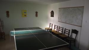 Stolní tenis v ubytování Rekreačný dom Ruža nebo okolí