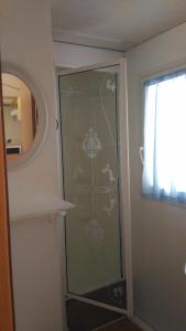 Chasseradès的住宿－Le Sous Bois De Jade，玻璃淋浴间的门,位于带窗户的房间里