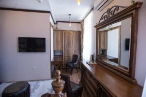 Televiisor ja/või meelelahutuskeskus majutusasutuses Robevski luxury rooms