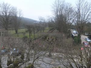 vista su un parco alberato e su una strada di Hotel Le Village a Gif-sur-Yvette