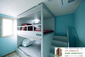 Dviaukštė lova arba lovos apgyvendinimo įstaigoje Daegu Midtown Hostel