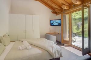 a bedroom with two beds and a window at Ai piee in Brione