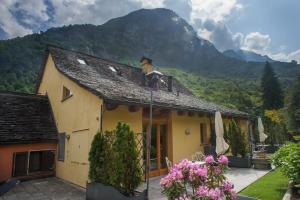 a house with a view of a mountain at MyVerzasca Resort Ai piee in Brione