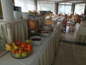 uma linha de buffet com taças de fruta em Hotel Bellevue em Caorle