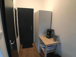 een kamer met een zwarte deur en een bureau met een magnetron bij Living @ Klassvilla Weserwehr No. 1 in Bremen