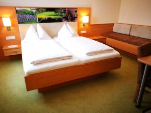 Ein Bett oder Betten in einem Zimmer der Unterkunft Hotel Restaurant zum Schwan