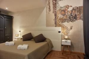 um quarto com uma cama com dois chinelos em Casa Spinetta Malaspina - Verona Apartments em Verona