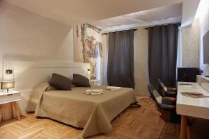 sypialnia z łóżkiem, stołem i krzesłami w obiekcie Casa Spinetta Malaspina - Verona Apartments w Weronie +27 zdjęć