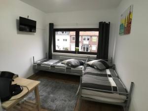 ein kleines Zimmer mit einem Bett und einem Fenster in der Unterkunft Living @ Klassvilla Weserwehr No. 4 in Bremen