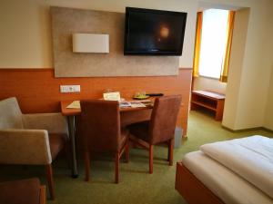 A television and/or entertainment centre at Hotel Restaurant zum Schwan