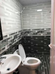 My Dream Hotel في سابا: حمام مع مرحاض ومغسلة