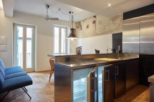 eine Küche mit einer Spüle und einer Arbeitsplatte in der Unterkunft Casa Spinetta Malaspina - Verona Apartments in Verona