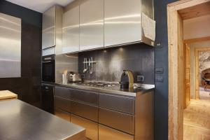 une cuisine avec des appareils en acier inoxydable et un comptoir dans l'établissement Casa Spinetta Malaspina - Verona Apartments, à Vérone