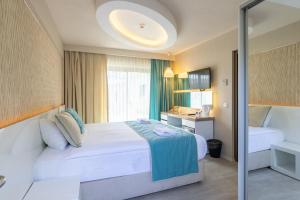Кровать или кровати в номере The D Hotel Çeşme Resort