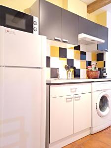 レオンにあるApartamento Santa Cruzのキッチン(冷蔵庫、洗濯機、乾燥機付)