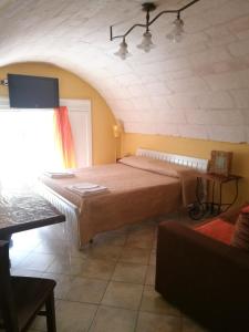 sypialnia z dużym łóżkiem w pokoju w obiekcie Volte di Pietra w mieście Ragusa