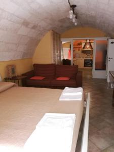 sala de estar con cama grande y sofá en Volte di Pietra, en Ragusa
