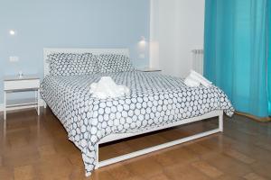 um quarto com uma cama com um edredão preto e branco em Al SiciliAndo B&B em Palermo