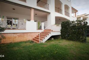 dom ze schodami przed nim w obiekcie Apartamento familiar con JARDIN y TERRAZA Privada w mieście La Alcaidesa