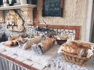 una mesa con varios panes y cestas en ella en B&B Lido, en Gallipoli