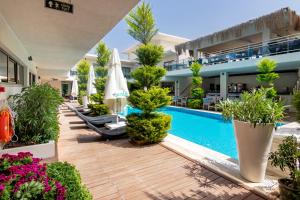 Бассейн в The D Hotel Çeşme Resort или поблизости