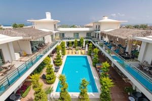 - Vistas aéreas a la piscina del complejo en The D Hotel Spa & Resort, en Cesme